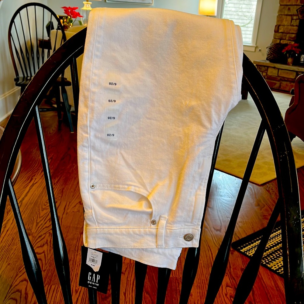 NWT GAP Washwell white denim girlfriend jeans.Staple for all wardrobes!